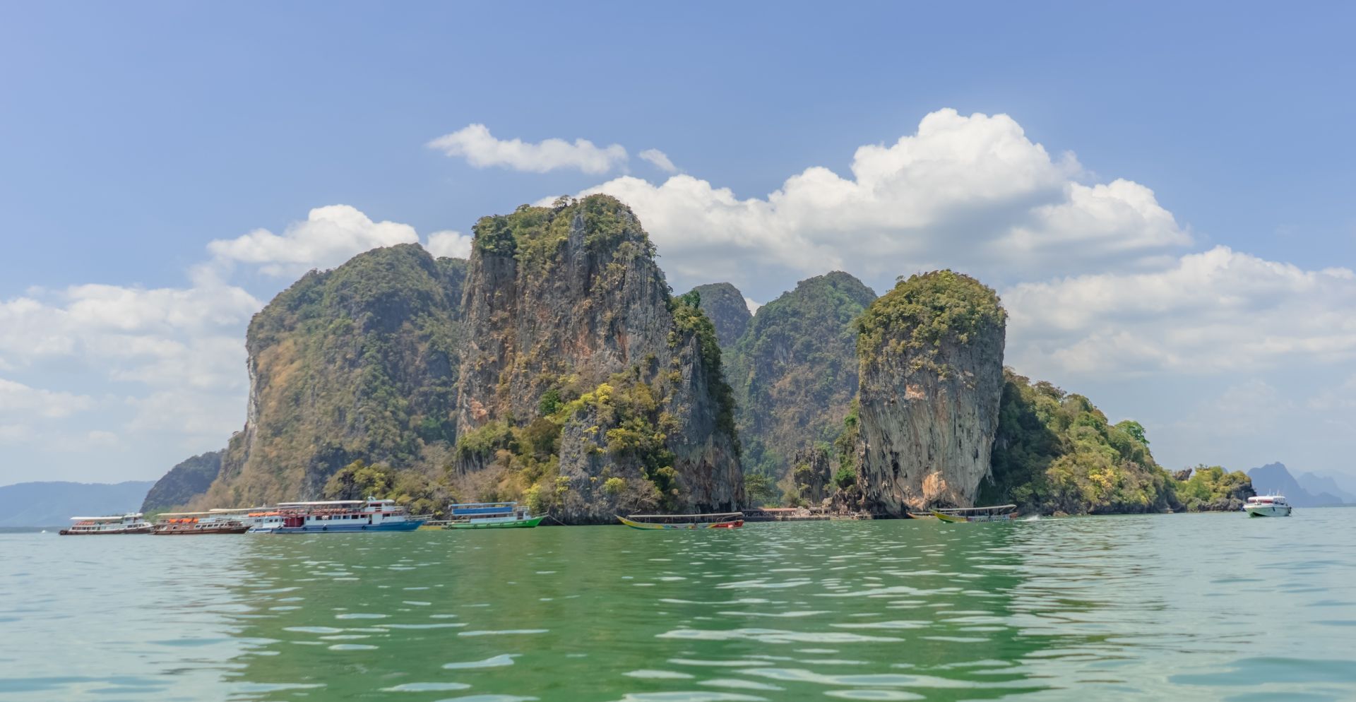 <p class="text-center">YACHT CHARTER IN THAILAND</p>

