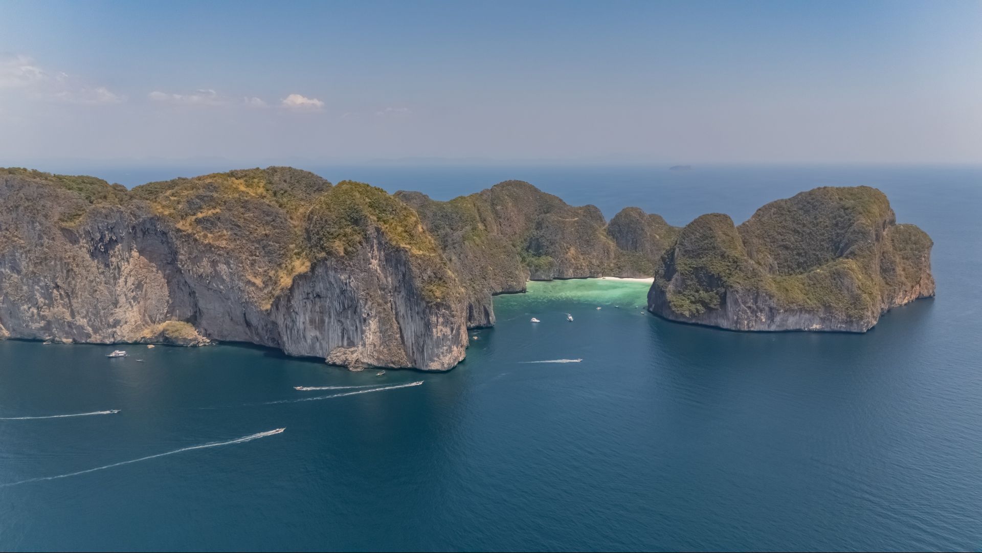<p class="text-center">YACHT CHARTER IN THAILAND</p>
